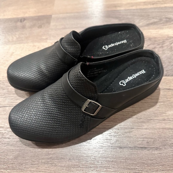 BareTraps Shoes - 8M Baretraps Clogs